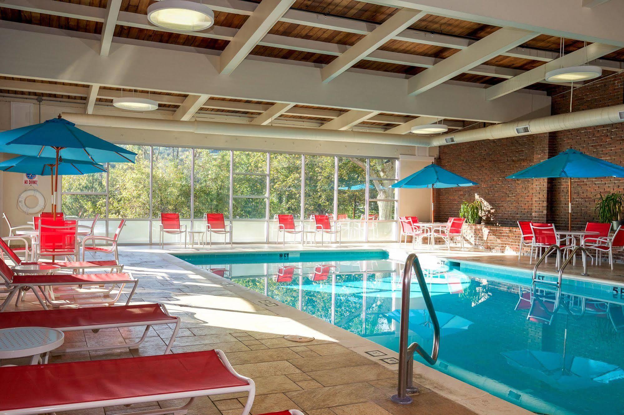 White River Inn & Suites Уайт Ривър Джънкшън Екстериор снимка